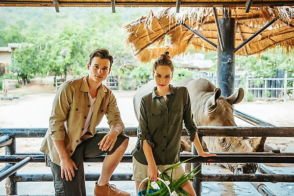 포토 JPG 주간 서양인 직업 한마리 공원 여자 남자 파타야 태국 동물원 서기 미소 들기 상반신 20대 성인 야외 두명 앞모습 아웃포커스 울타리 먹이 코뿔소 사육사 국내포토 자연요소 외국인 1 공공시설 아시아 뷰포인트 포유류 모션 촬영기법 표정 사람 청년 담장 파일형식