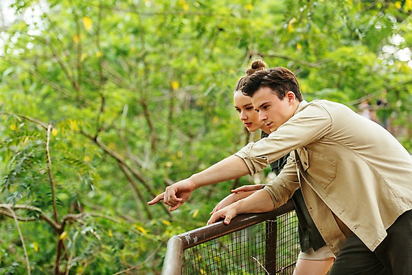 포토 JPG 주간 서양인 나무 직업 응시 공원 여자 남자 난간 파타야 태국 동물원 서기 상반신 20대 성인 야외 두명 옆모습 아웃포커스 가리킴 사육사 국내포토 자연요소 외국인 식물 시선 공공시설 아시아 뷰포인트 모션 촬영기법 사람 손짓 청년 파일형식