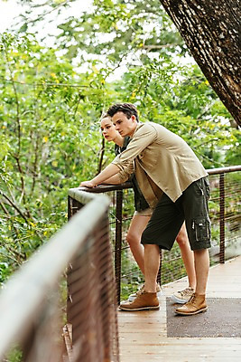 포토 JPG 주간 전신 서양인 직업 응시 공원 여자 남자 난간 파타야 태국 동물원 서기 20대 성인 야외 두명 옆모습 아웃포커스 사육사 국내포토 자연요소 외국인 시선 공공시설 아시아 뷰포인트 모션 촬영기법 사람 청년 파일형식