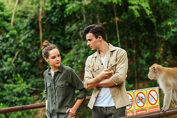 포토 JPG 주간 서양인 나무 직업 한마리 응시 공원 여자 남자 난간 파타야 태국 동물원 서기 상반신 20대 성인 야외 두명 앞모습 옆모습 아웃포커스 원숭이 사육사 국내포토 자연요소 외국인 식물 1 시선 공공시설 아시아 뷰포인트 포유류 모션 촬영기법 사람 청년 파일형식