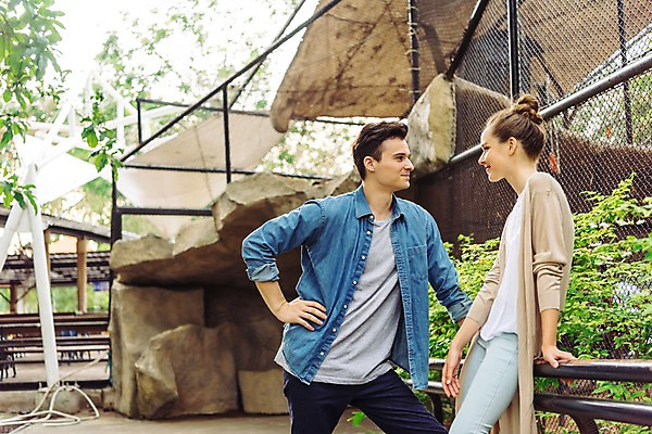 포토 JPG 주간 서양인 커플 응시 공원 여자 남자 데이트 파타야 태국 동물원 서기 미소 상반신 20대 성인 야외 두명 앞모습 옆모습 아웃포커스 마주보기 기댐 국내포토 자연요소 외국인 시선 공공시설 아시아 뷰포인트 관계 모션 촬영기법 표정 사람 청년 파일형식