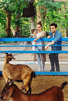 포토 JPG 주간 전신 서양인 커플 응시 공원 여자 남자 두마리 데이트 파타야 태국 동물원 서기 미소 들기 20대 성인 야외 두명 앞모습 아웃포커스 스마트폰 울타리 산양 국내포토 자연요소 외국인 시선 공공시설 아시아 뷰포인트 2 관계 모션 촬영기법 표정 사람 청년 핸드폰 스마트기기 담장 양 멸종위기동물 파일형식