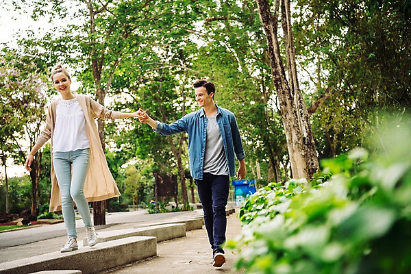 포토 JPG 주간 전신 서양인 나무 커플 공원 여자 남자 데이트 파타야 태국 미소 20대 성인 야외 두명 앞모습 아웃포커스 걷기 손잡기 산책 즐거움 성인만 국내포토 자연요소 외국인 식물 공공시설 감정 아시아 뷰포인트 관계 모션 휴식 촬영기법 표정 사람 청년 파일형식