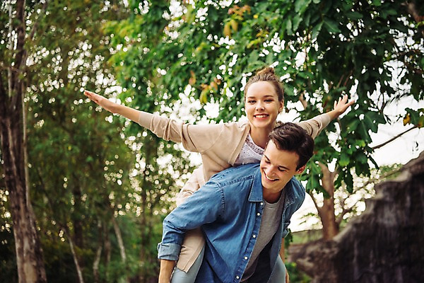 포토 JPG 주간 서양인 나무 커플 공원 여자 남자 포즈 데이트 파타야 태국 서기 미소 상반신 20대 성인 야외 두명 앞모습 아웃포커스 산책 즐거움 업기 성인만 국내포토 자연요소 외국인 식물 공공시설 감정 아시아 뷰포인트 관계 모션 휴식 촬영기법 표정 사람 청년 파일형식