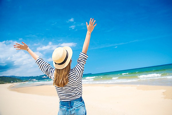 포토 JPG 주간 여자 행복 여유 바다 하늘 휴가 휴식 한명 서기 풍경 상반신 20대 성인 해변 야외 일상 뒷모습 여름 손들기 여름풍경 산책 즐거움 성인여자한명만 국내포토 자연요소 1 계절 감정 뷰포인트 컨셉 모션 사람 청년 라이프 여자한명만 성인여자만 파일형식 여름_계절