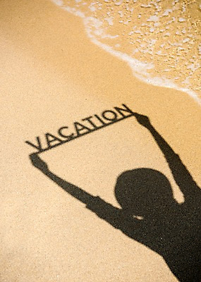 포토 JPG 주간 모래 바다 휴가 휴식 그림자 한명 서기 들기 사람 풍경 상반신 성인 야외 여름 모래사장 여름풍경 국내포토 자연요소 1 계절 컨셉 모션 파일형식 여름_계절