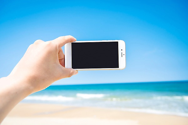 포토 JPG 주간 손 남자 바다 휴가 휴식 한명 들기 풍경 성인 야외 아웃포커스 신체부위 여름 30대 스마트폰 사진촬영 여름풍경 성인남자한명만 국내포토 자연요소 1 계절 컨셉 모션 촬영기법 사람 장년 핸드폰 스마트기기 촬영 남자한명만 성인남자만 파일형식 여름_계절