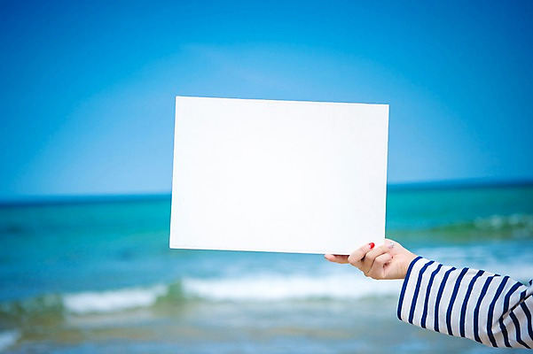 포토 JPG 주간 손 배너 여자 바다 휴가 휴식 사각프레임 프레임 광고판 알림판 한명 들기 풍경 20대 성인 야외 아웃포커스 신체부위 여름 여름풍경 성인여자한명만 국내포토 자연요소 1 계절 컨셉 모션 촬영기법 사람 청년 사각형 판 여자한명만 성인여자만 파일형식 여름_계절