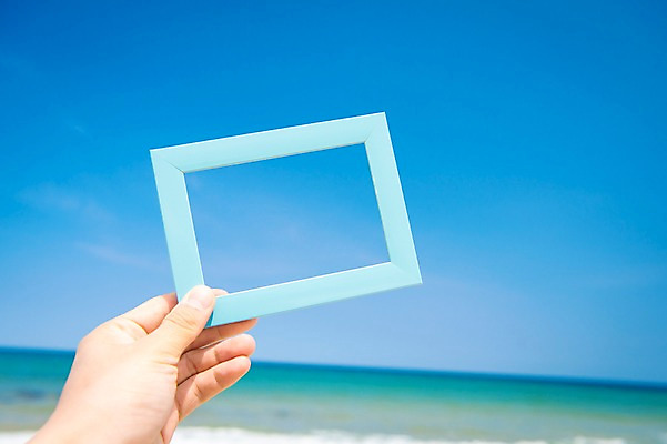 포토 JPG 주간 손 남자 바다 휴가 휴식 프레임 액자틀 한명 들기 풍경 성인 야외 아웃포커스 신체부위 여름 30대 여름풍경 성인남자한명만 국내포토 자연요소 1 계절 액자 컨셉 모션 촬영기법 틀 사람 장년 남자한명만 성인남자만 파일형식 여름_계절