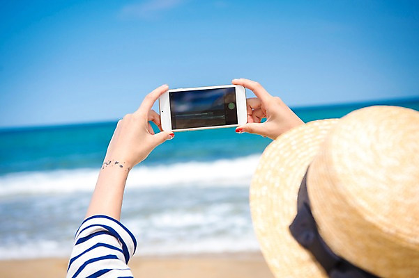 포토 JPG 주간 모자 여자 바다 휴가 휴식 한명 서기 들기 풍경 상반신 20대 성인 야외 뒷모습 아웃포커스 여름 스마트폰 사진촬영 여름풍경 성인여자한명만 국내포토 자연요소 1 잡화 계절 뷰포인트 컨셉 모션 촬영기법 사람 청년 핸드폰 스마트기기 촬영 여자한명만 성인여자만 파일형식 여름_계절