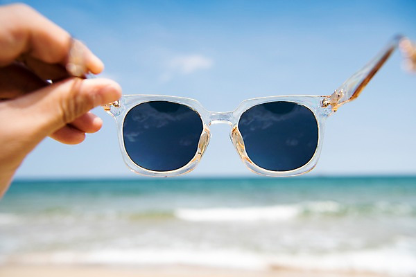 포토 JPG 주간 손 남자 바다 휴가 휴식 한명 들기 풍경 성인 야외 아웃포커스 신체부위 여름 30대 선글라스 여름풍경 성인남자한명만 국내포토 자연요소 1 계절 안경 컨셉 모션 촬영기법 사람 장년 남자한명만 성인남자만 파일형식 여름_계절