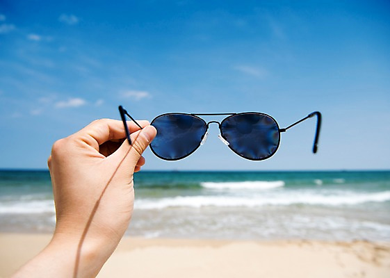 포토 JPG 주간 손 남자 바다 휴가 휴식 한명 들기 풍경 성인 야외 아웃포커스 신체부위 여름 30대 선글라스 여름풍경 성인남자한명만 국내포토 자연요소 1 계절 안경 컨셉 모션 촬영기법 사람 장년 남자한명만 성인남자만 파일형식 여름_계절