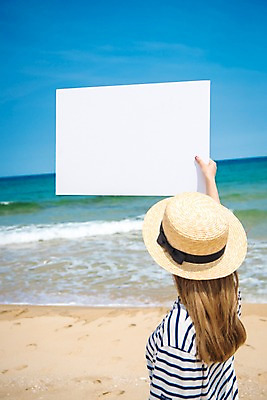 포토 JPG 주간 배너 응시 여자 바다 휴가 휴식 사각프레임 프레임 광고판 알림판 한명 서기 들기 풍경 상반신 20대 성인 해변 야외 옆모습 아웃포커스 여름 여름풍경 성인여자한명만 국내포토 자연요소 1 시선 계절 뷰포인트 컨셉 모션 촬영기법 사람 청년 사각형 판 여자한명만 성인여자만 파일형식 여름_계절