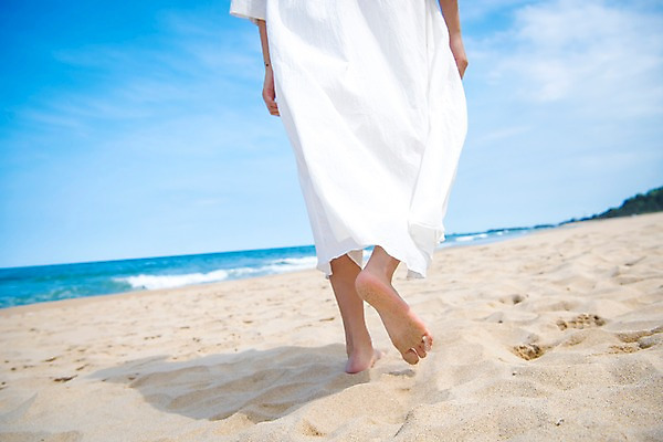 포토 JPG 주간 여자 행복 여유 모래 바다 휴가 휴식 한명 풍경 20대 성인 해변 야외 일상 뒷모습 아웃포커스 여름 모래사장 걷기 여름풍경 하반신 성인여자한명만 어싱 국내포토 자연요소 1 계절 감정 뷰포인트 컨셉 모션 촬영기법 사람 청년 라이프 여자한명만 성인여자만 파일형식 여름_계절