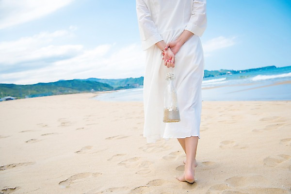 포토 JPG 주간 여자 행복 여유 모래 바다 휴가 유리병 휴식 한명 서기 들기 풍경 20대 성인 해변 야외 일상 뒷모습 아웃포커스 여름 모래사장 걷기 여름풍경 하반신 성인여자한명만 어싱 국내포토 자연요소 1 계절 감정 뷰포인트 컨셉 모션 병_용기 촬영기법 사람 청년 라이프 여자한명만 성인여자만 파일형식 여름_계절