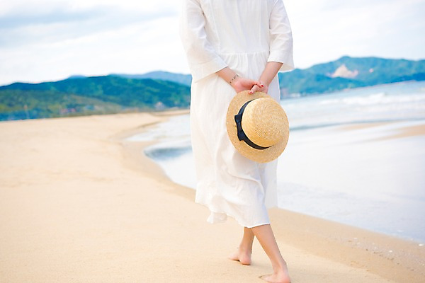 포토 JPG 주간 모자 여자 행복 여유 모래 바다 휴가 휴식 한명 들기 풍경 20대 성인 해변 야외 일상 뒷모습 아웃포커스 여름 모래사장 걷기 여름풍경 하반신 성인여자한명만 어싱 국내포토 자연요소 1 잡화 계절 감정 뷰포인트 컨셉 모션 촬영기법 사람 청년 라이프 여자한명만 성인여자만 파일형식 여름_계절