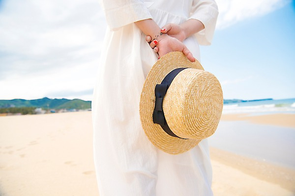 포토 JPG 주간 모자 여자 행복 여유 모래 바다 휴가 휴식 한명 서기 풍경 20대 성인 해변 야외 일상 뒷모습 아웃포커스 여름 모래사장 여름풍경 하반신 성인여자한명만 국내포토 자연요소 1 잡화 계절 감정 뷰포인트 컨셉 모션 촬영기법 사람 청년 라이프 여자한명만 성인여자만 파일형식 여름_계절