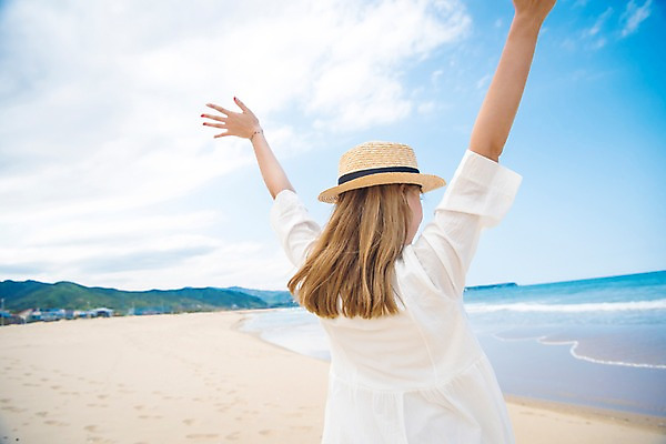 포토 JPG 주간 응시 여자 행복 여유 모래 바다 휴가 휴식 한명 서기 풍경 상반신 20대 성인 해변 야외 일상 뒷모습 아웃포커스 여름 모래사장 손들기 여름풍경 성인여자한명만 국내포토 자연요소 1 시선 계절 감정 뷰포인트 컨셉 모션 촬영기법 사람 청년 라이프 여자한명만 성인여자만 파일형식 여름_계절