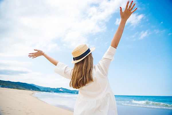 포토 JPG 주간 여자 행복 여유 모래 바다 휴가 휴식 한명 서기 풍경 상반신 20대 성인 해변 야외 일상 뒷모습 아웃포커스 여름 모래사장 손들기 여름풍경 성인여자한명만 국내포토 자연요소 1 계절 감정 뷰포인트 컨셉 모션 촬영기법 사람 청년 라이프 여자한명만 성인여자만 파일형식 여름_계절