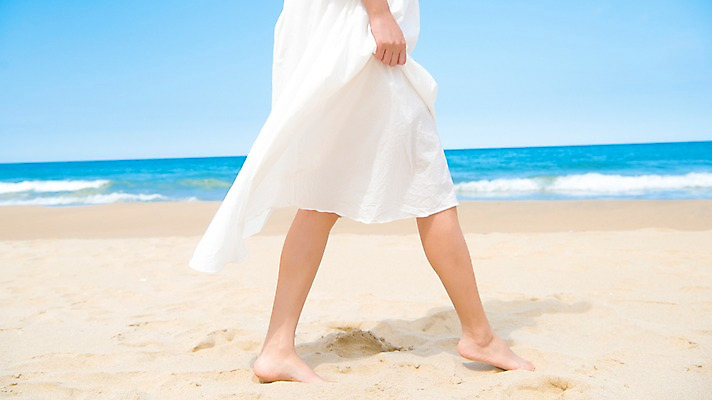 포토 JPG 주간 여자 행복 여유 모래 바다 휴가 휴식 한명 풍경 20대 성인 해변 야외 일상 옆모습 아웃포커스 여름 모래사장 평화 걷기 여름풍경 하반신 잡기 편안함 성인여자한명만 어싱 국내포토 자연요소 1 계절 감정 뷰포인트 컨셉 모션 촬영기법 사람 청년 라이프 감각 여자한명만 성인여자만 파일형식 여름_계절