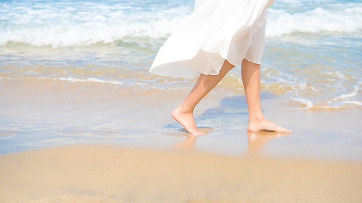 포토 JPG 주간 여자 행복 여유 모래 바다 휴가 휴식 한명 풍경 20대 성인 해변 야외 일상 옆모습 여름 모래사장 평화 걷기 여름풍경 하반신 편안함 성인여자한명만 어싱 국내포토 자연요소 1 계절 감정 뷰포인트 컨셉 모션 사람 청년 라이프 감각 여자한명만 성인여자만 파일형식 여름_계절