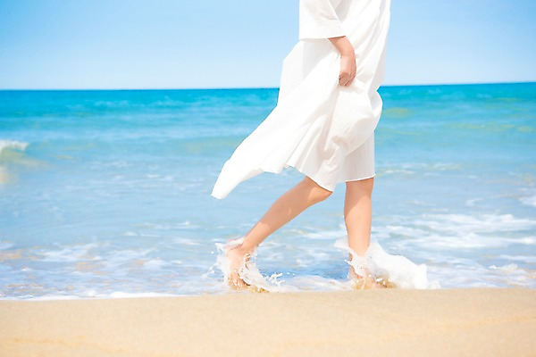 포토 JPG 주간 여자 행복 여유 모래 바다 휴가 휴식 한명 풍경 20대 성인 해변 야외 일상 옆모습 여름 모래사장 평화 걷기 여름풍경 하반신 잡기 편안함 성인여자한명만 어싱 국내포토 자연요소 1 계절 감정 뷰포인트 컨셉 모션 사람 청년 라이프 감각 여자한명만 성인여자만 파일형식 여름_계절