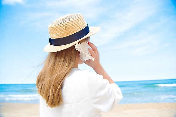 포토 JPG 주간 여자 행복 여유 모래 바다 휴가 휴식 한명 서기 들기 풍경 상반신 20대 성인 해변 야외 일상 뒷모습 아웃포커스 여름 모래사장 평화 여름풍경 고둥 성인여자한명만 국내포토 자연요소 1 계절 감정 뷰포인트 컨셉 모션 어패류 촬영기법 사람 청년 라이프 여자한명만 성인여자만 파일형식 여름_계절