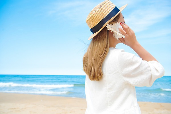 포토 JPG 주간 여자 행복 여유 모래 바다 휴가 휴식 한명 서기 들기 풍경 상반신 20대 성인 해변 야외 일상 옆모습 아웃포커스 여름 모래사장 평화 여름풍경 고둥 성인여자한명만 국내포토 자연요소 1 계절 감정 뷰포인트 컨셉 모션 어패류 촬영기법 사람 청년 라이프 여자한명만 성인여자만 파일형식 여름_계절