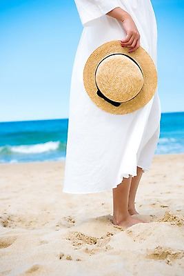 포토 JPG 주간 모자 여자 행복 여유 모래 바다 휴가 휴식 한명 서기 들기 풍경 20대 성인 해변 야외 일상 옆모습 아웃포커스 여름 모래사장 평화 여름풍경 하반신 성인여자한명만 국내포토 자연요소 1 잡화 계절 감정 뷰포인트 컨셉 모션 촬영기법 사람 청년 라이프 여자한명만 성인여자만 파일형식 여름_계절