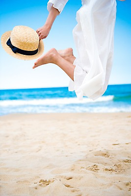 포토 JPG 주간 모자 여자 행복 여유 모래 바다 휴가 휴식 한명 들기 풍경 20대 성인 해변 야외 일상 옆모습 아웃포커스 여름 모래사장 점프 여름풍경 하반신 성인여자한명만 국내포토 자연요소 1 잡화 계절 감정 뷰포인트 컨셉 모션 촬영기법 사람 청년 라이프 여자한명만 성인여자만 파일형식 여름_계절