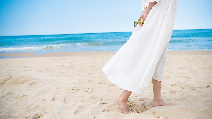 포토 JPG 주간 여자 행복 여유 모래 바다 휴가 휴식 한명 들기 풍경 20대 성인 해변 야외 일상 옆모습 아웃포커스 여름 모래사장 선글라스 걷기 여름풍경 하반신 성인여자한명만 어싱 국내포토 자연요소 1 계절 감정 안경 뷰포인트 컨셉 모션 촬영기법 사람 청년 라이프 여자한명만 성인여자만 파일형식 여름_계절