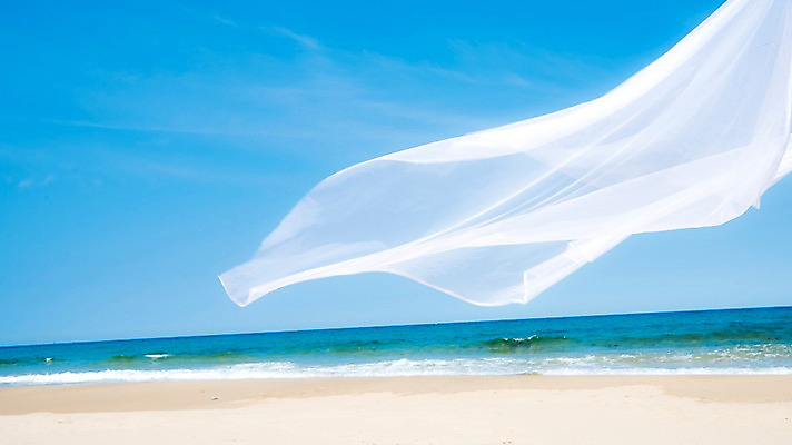 포토 JPG 주간 모래 바다 휴가 휴식 풍경 사람없음 야외 여름 모래사장 여름풍경 천 흩날리기 국내포토 자연요소 계절 컨셉 모션 직물 파일형식 여름_계절