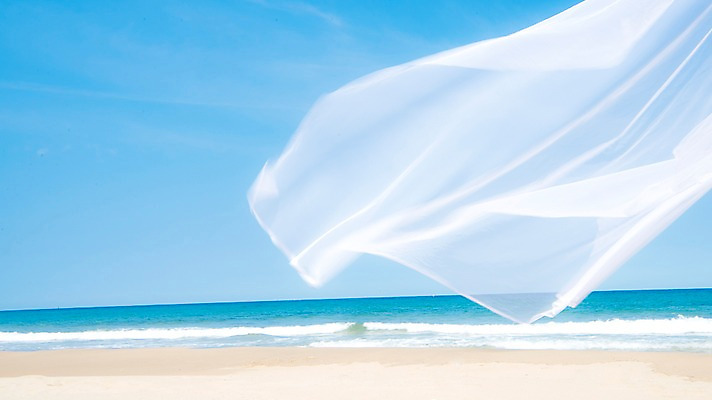 포토 JPG 주간 모래 바다 휴가 휴식 풍경 사람없음 야외 여름 모래사장 여름풍경 천 흩날리기 국내포토 자연요소 계절 컨셉 모션 직물 파일형식 여름_계절