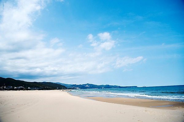 포토 JPG 주간 모래 바다 하늘 휴가 휴식 풍경 사람없음 야외 여름 모래사장 평화 여름풍경 국내포토 자연요소 계절 컨셉 파일형식 여름_계절