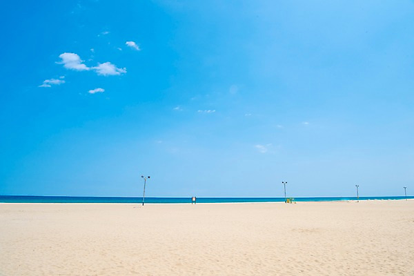 포토 JPG 주간 모래 바다 가로등 휴가 휴식 풍경 사람없음 야외 여름 모래사장 평화 여름풍경 국내포토 자연요소 계절 공공시설 컨셉 파일형식 여름_계절