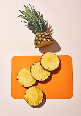 포토 JPG 스튜디오촬영 과일 도마 실내 사람없음 여름 여름휴가 바캉스 파인애플 국내포토 계절 주방용품 휴가 내부 열대과일 파일형식 여름_계절