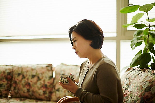 포토 JPG 응시 여자 중년 50대 중년라이프 실내 한명 들기 앉기 상반신 옆모습 아웃포커스 컵 소파 한국인 갱년기 중년여자한명만 국내포토 1 라이프스타일 식기 시선 뷰포인트 의자 모션 촬영기법 사람 동양인 성인 내부 증상 여자한명만 중년여자만 파일형식