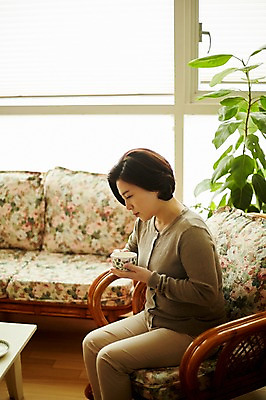 포토 JPG 응시 여자 중년 50대 중년라이프 실내 한명 들기 앉기 상반신 옆모습 컵 소파 한국인 갱년기 중년여자한명만 국내포토 1 라이프스타일 식기 시선 뷰포인트 의자 모션 사람 동양인 성인 내부 증상 여자한명만 중년여자만 파일형식