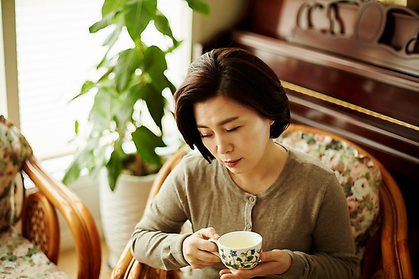 포토 JPG 응시 여자 악기 중년 50대 중년라이프 실내 한명 들기 앉기 상반신 앞모습 아웃포커스 컵 소파 한국인 건반 피아노 갱년기 중년여자한명만 국내포토 1 라이프스타일 식기 시선 음악 뷰포인트 의자 모션 촬영기법 사람 동양인 성인 내부 건반악기 증상 여자한명만 중년여자만 파일형식