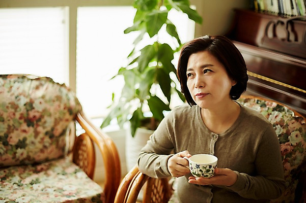 포토 JPG 응시 여자 중년 50대 중년라이프 실내 한명 들기 앉기 상반신 앞모습 아웃포커스 컵 소파 한국인 중년여자한명만 국내포토 1 라이프스타일 식기 시선 뷰포인트 의자 모션 촬영기법 사람 동양인 성인 내부 여자한명만 중년여자만 파일형식