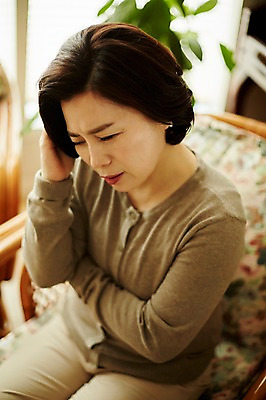 포토 JPG 여자 중년 50대 중년라이프 실내 한명 앉기 상반신 앞모습 아웃포커스 소파 하이앵글 한국인 찡그림 두통 갱년기 중년여자한명만 국내포토 1 라이프스타일 뷰포인트 의자 모션 촬영기법 표정 사람 동양인 성인 내부 질병 증상 여자한명만 중년여자만 파일형식 가구 의학 인종 생활 여자만 중년만 생활용품 성인만 오브젝트