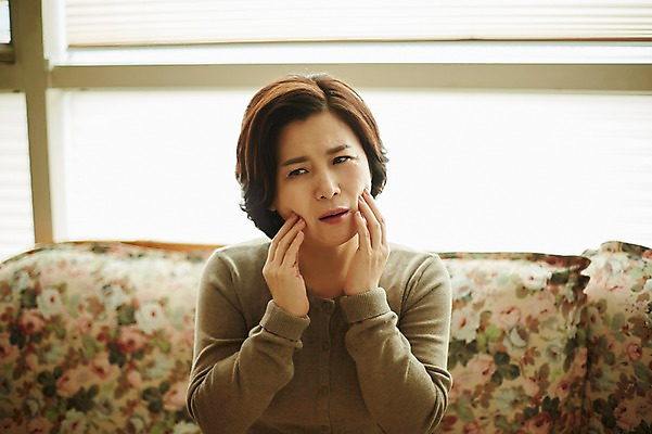 포토 JPG 응시 여자 얼굴 중년 50대 중년라이프 실내 한명 앉기 상반신 앞모습 아웃포커스 신체부위 소파 만지기 한국인 찡그림 더위 갱년기 중년여자한명만 국내포토 1 라이프스타일 시선 뷰포인트 의자 모션 날씨 촬영기법 표정 사람 동양인 성인 내부 증상 여자한명만 중년여자만 파일형식