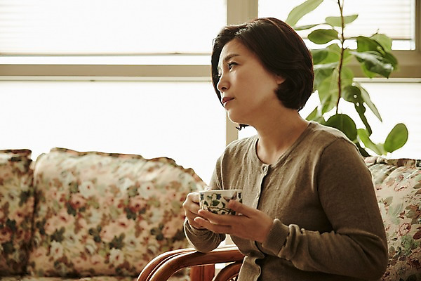 포토 JPG 응시 여자 중년 50대 중년라이프 실내 한명 들기 앉기 상반신 옆모습 아웃포커스 컵 소파 한국인 갱년기 중년여자한명만 국내포토 1 라이프스타일 식기 시선 뷰포인트 의자 모션 촬영기법 사람 동양인 성인 내부 증상 여자한명만 중년여자만 파일형식