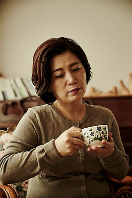 포토 JPG 응시 여자 중년 50대 중년라이프 실내 한명 들기 앉기 상반신 앞모습 아웃포커스 컵 소파 한국인 갱년기 중년여자한명만 국내포토 1 라이프스타일 식기 시선 뷰포인트 의자 모션 촬영기법 사람 동양인 성인 내부 증상 여자한명만 중년여자만 파일형식