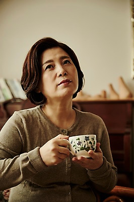 포토 JPG 응시 여자 중년 50대 중년라이프 실내 한명 들기 앉기 상반신 앞모습 아웃포커스 컵 소파 한국인 갱년기 중년여자한명만 국내포토 1 라이프스타일 식기 시선 뷰포인트 의자 모션 촬영기법 사람 동양인 성인 내부 증상 여자한명만 중년여자만 파일형식