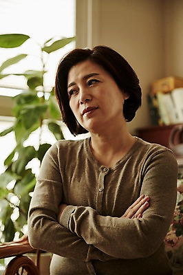 포토 JPG 응시 여자 중년 50대 중년라이프 실내 한명 앉기 상반신 앞모습 아웃포커스 소파 팔짱 한국인 갱년기 중년여자한명만 국내포토 1 라이프스타일 시선 뷰포인트 의자 모션 촬영기법 사람 동양인 성인 내부 증상 여자한명만 중년여자만 파일형식