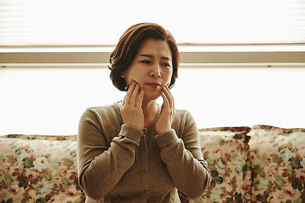 포토 JPG 응시 여자 얼굴 중년 50대 중년라이프 실내 한명 앉기 상반신 앞모습 아웃포커스 신체부위 소파 만지기 한국인 더위 고민 갱년기 중년여자한명만 국내포토 1 라이프스타일 시선 감정 뷰포인트 의자 모션 날씨 촬영기법 사람 동양인 성인 내부 증상 여자한명만 중년여자만 파일형식