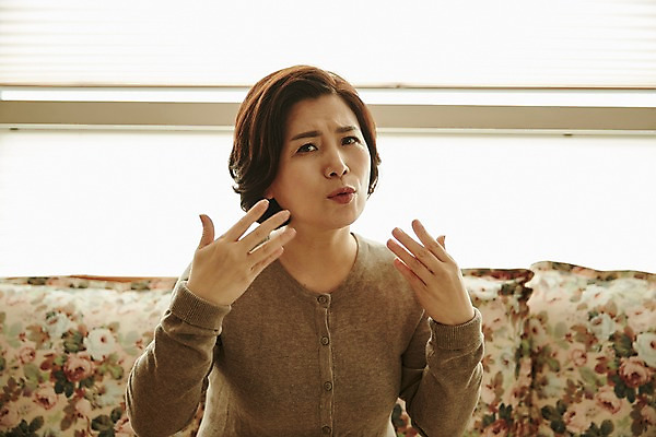 포토 JPG 여자 중년 50대 중년라이프 실내 한명 앉기 상반신 앞모습 아웃포커스 소파 한국인 더위 고민 갱년기 손부채 중년여자한명만 국내포토 1 라이프스타일 감정 뷰포인트 의자 모션 날씨 촬영기법 사람 동양인 성인 내부 증상 여자한명만 중년여자만 파일형식