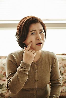 포토 JPG 여자 얼굴 중년 50대 중년라이프 실내 한명 앉기 상반신 앞모습 아웃포커스 신체부위 소파 만지기 한국인 찡그림 고민 갱년기 중년여자한명만 국내포토 1 라이프스타일 감정 뷰포인트 의자 모션 촬영기법 표정 사람 동양인 성인 내부 증상 여자한명만 중년여자만 파일형식