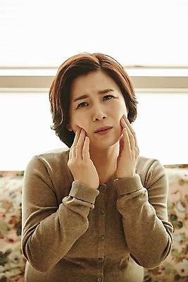 포토 JPG 여자 얼굴 중년 50대 중년라이프 실내 한명 앉기 상반신 앞모습 아웃포커스 신체부위 소파 만지기 한국인 찡그림 고민 갱년기 중년여자한명만 국내포토 1 라이프스타일 감정 뷰포인트 의자 모션 촬영기법 표정 사람 동양인 성인 내부 증상 여자한명만 중년여자만 파일형식